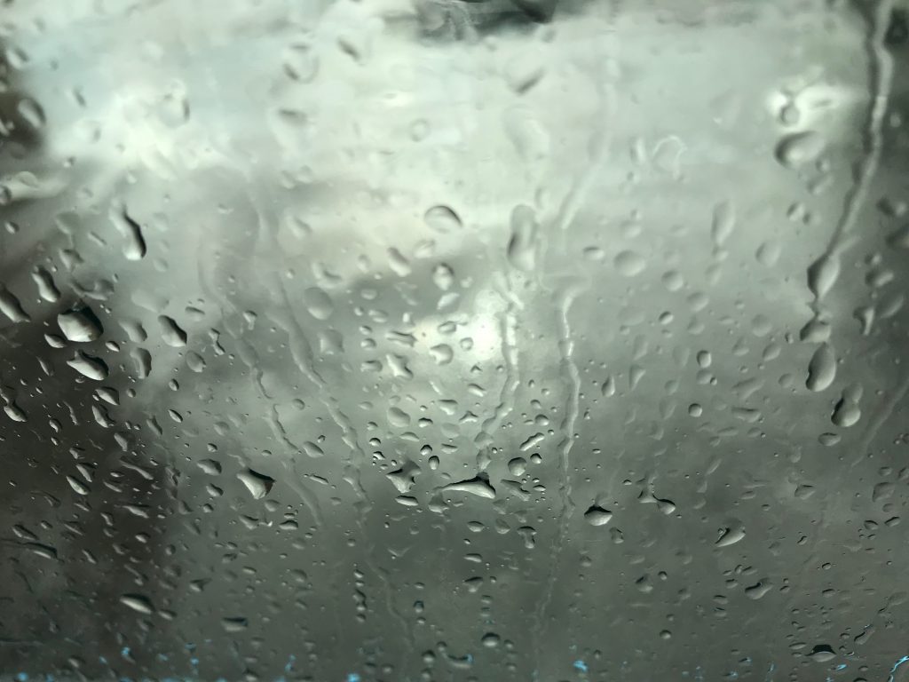 窓にかかる雨粒。
